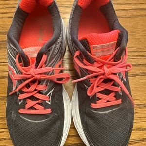 Saucony everun tennis shoes size 7.5
